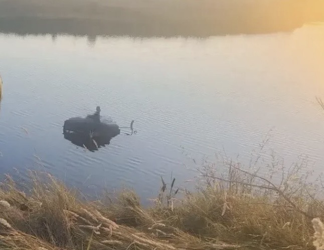 Саратовский тракторист заехал в пруд и погиб 