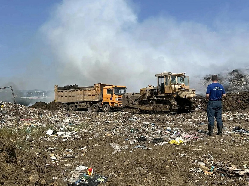 Полигон в Энгельсе тушат с помощью тяжелой техники